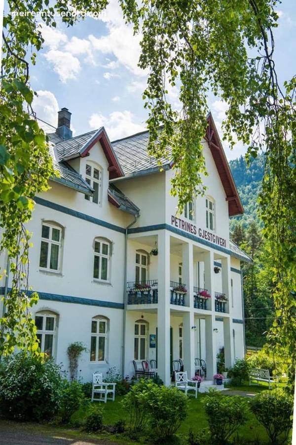 Petrines Gjestgiveri Norddal Екстериор снимка